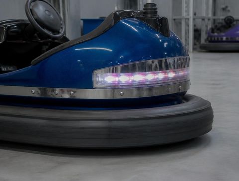 Detail eines Autoskooter-Fahrzeugs mit LED-Leiste